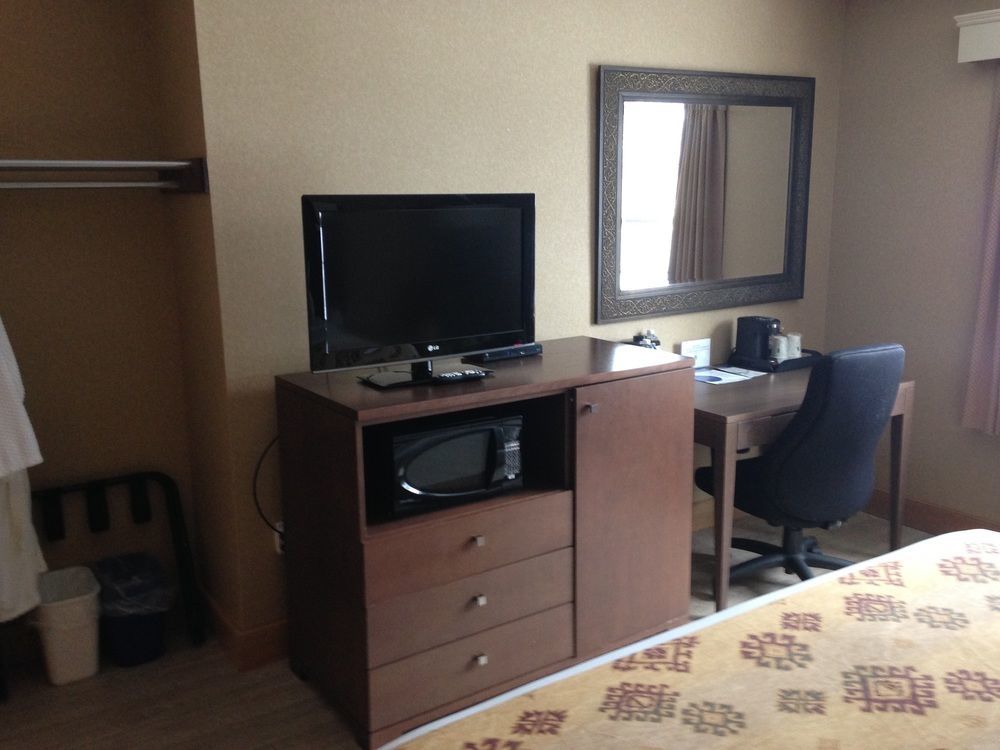 Quality Inn & Suites Cornwall Exterior photo