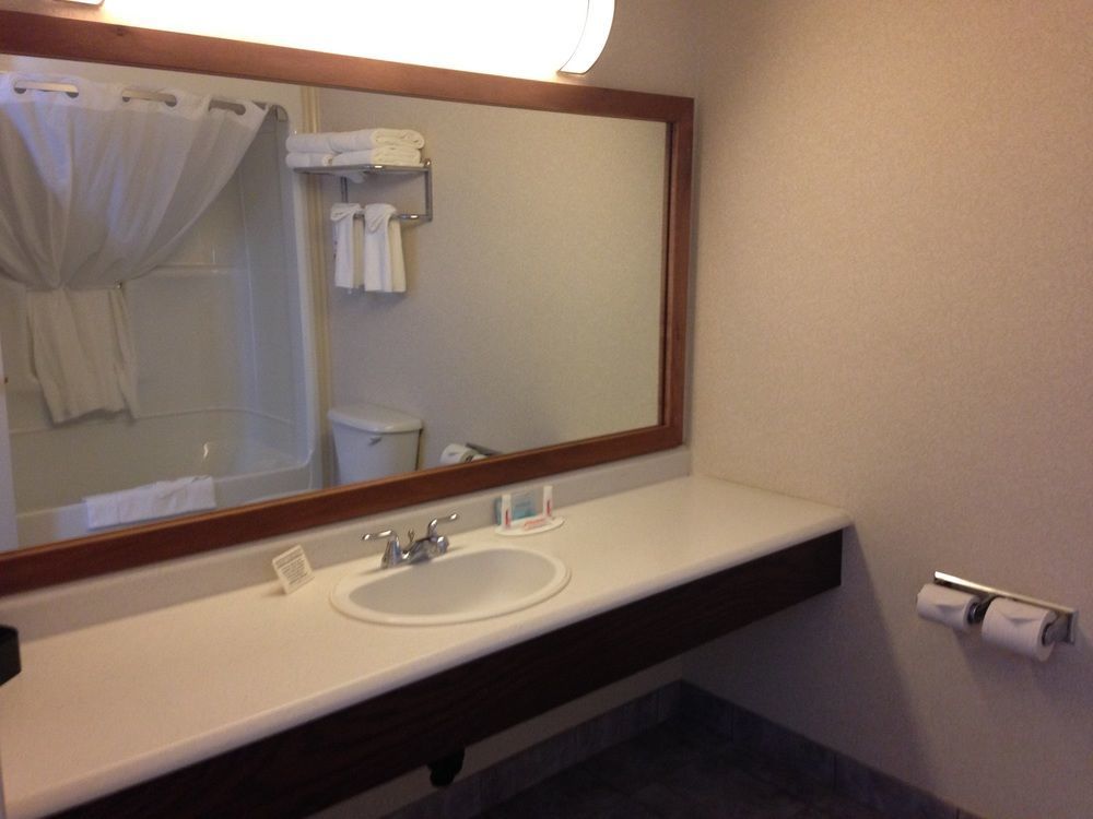 Quality Inn & Suites Cornwall Exterior photo