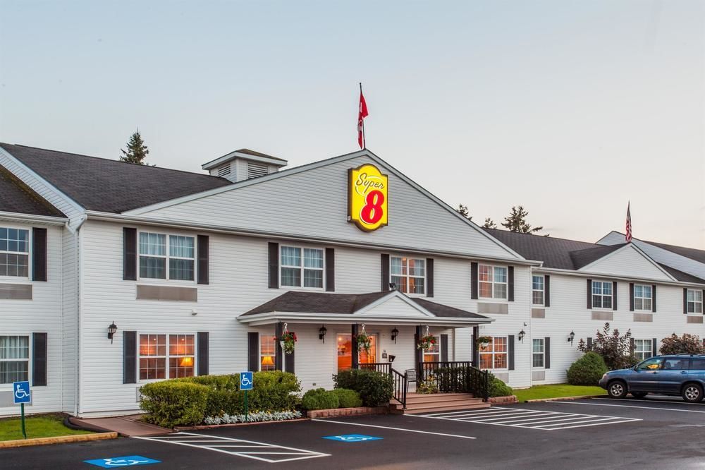Quality Inn & Suites Cornwall Exterior photo