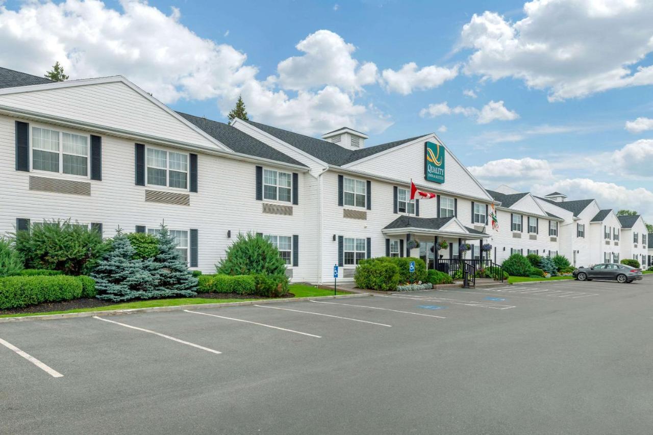 Quality Inn & Suites Cornwall Exterior photo