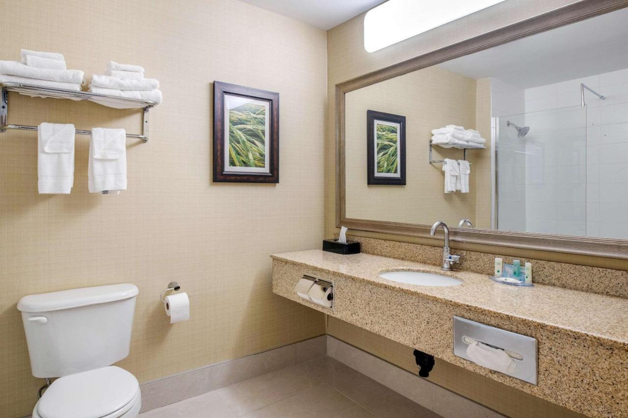 Quality Inn & Suites Cornwall Exterior photo