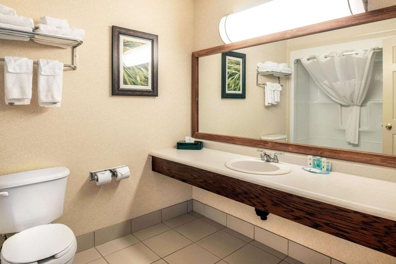 Quality Inn & Suites Cornwall Exterior photo
