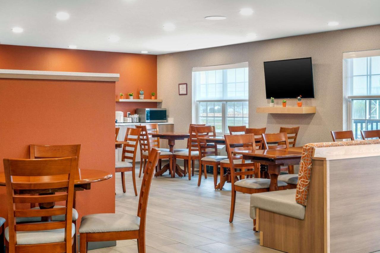 Quality Inn & Suites Cornwall Exterior photo